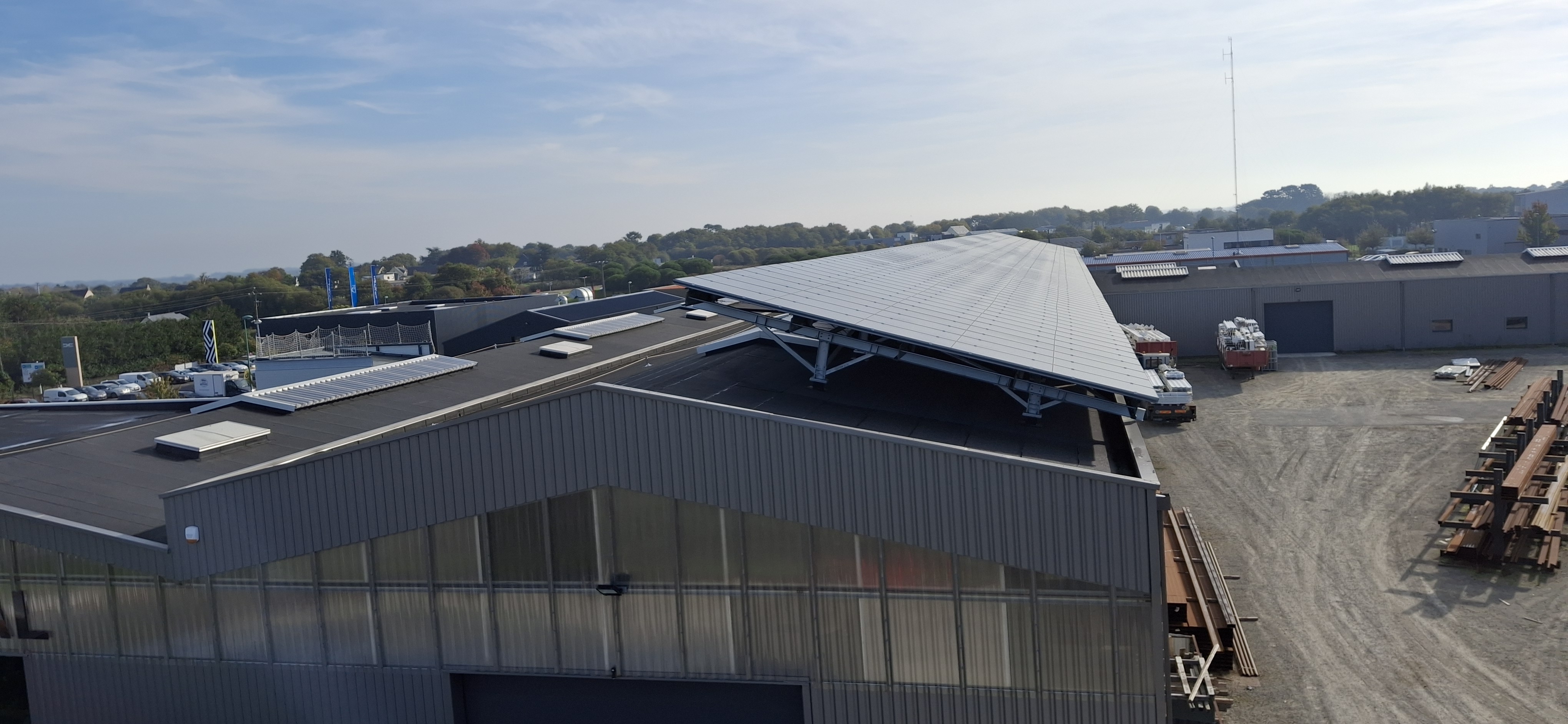Installation de panneaux photovoltaïques sur bâtiment industriel – atelier de production