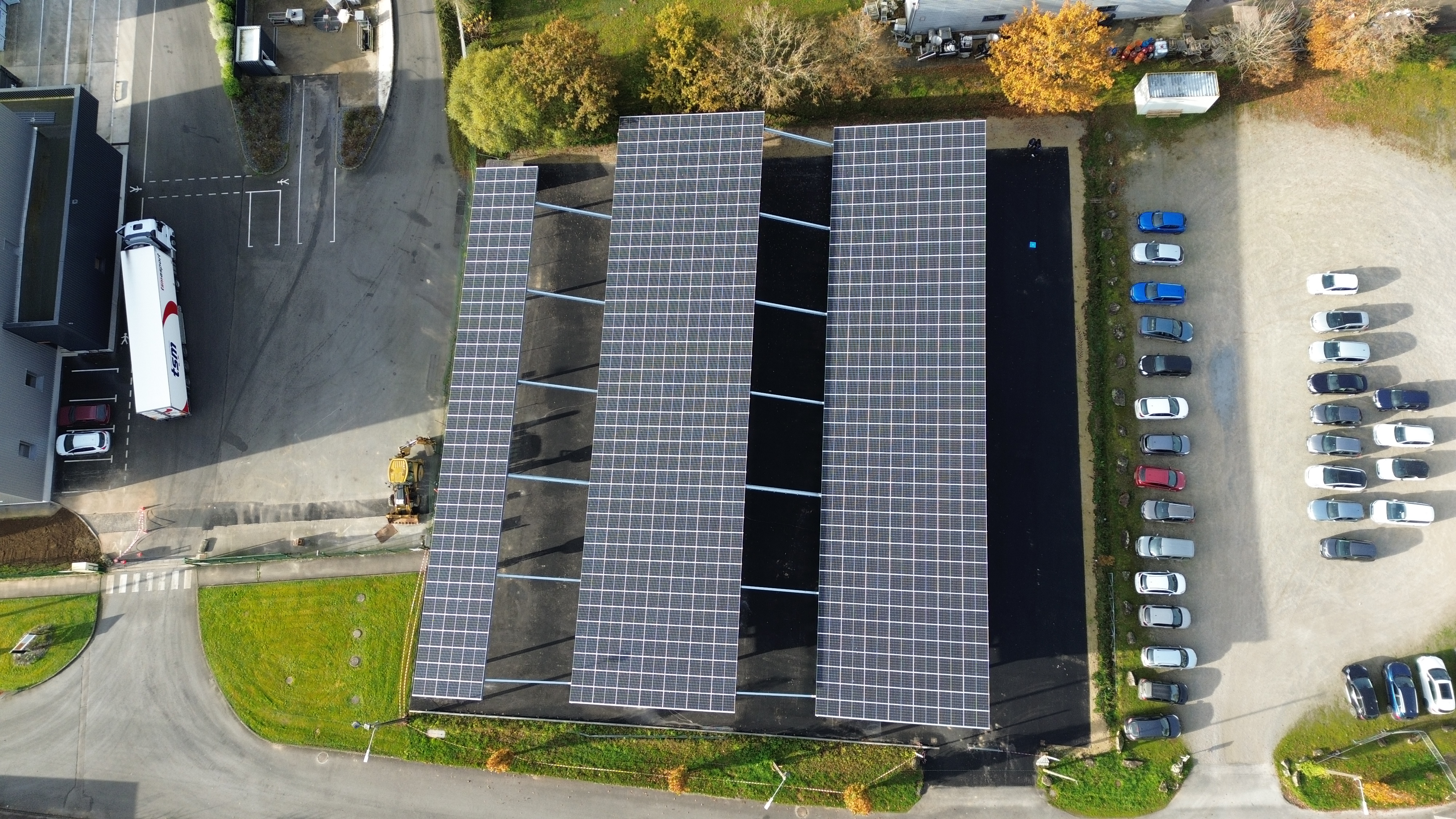 Ombrière photovoltaïque 306 kWc en autoconsommation sur site industriel à Pleucadeuc (56)